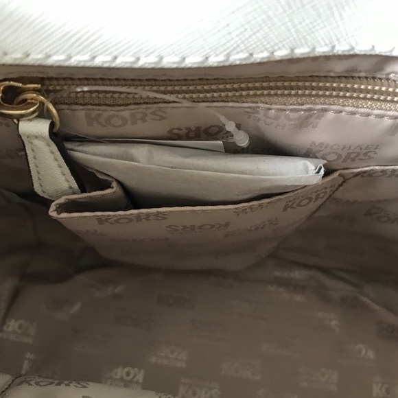 WHTE MICHAEL KORS PURSE W/ CROSSBODY -MSRP $328!! - Picture 4 of 12